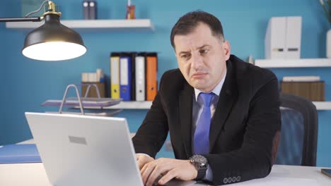 el hombre de negocios que usa una computadora portátil se enoja con lo que ve.