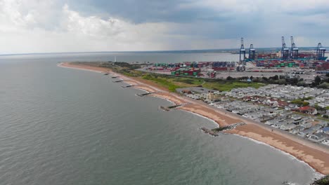 frente a la playa y la industria naviera