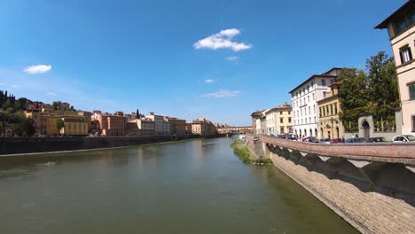 Plano-General-Estático-De-La-Orilla-De-Un-Río-En-Florencia,-Italia