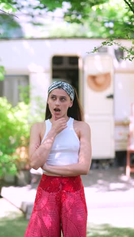mujer en un parque cerca de un camper