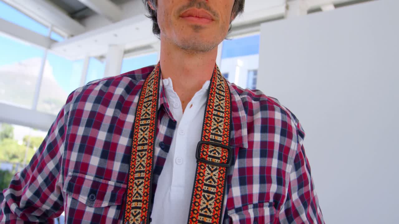 사진 스튜디오 4k 에서 카메라 를 들고 서 있는 사진작가