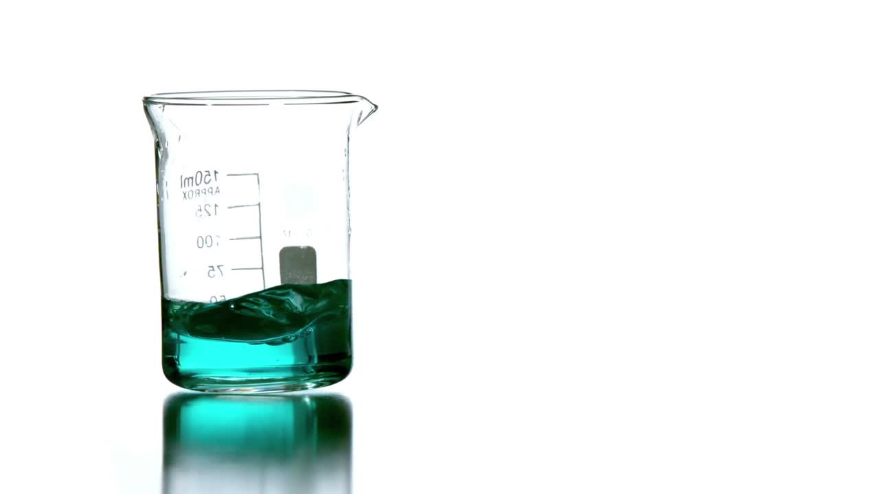 Animazione di punti sopra un becher con liquido.