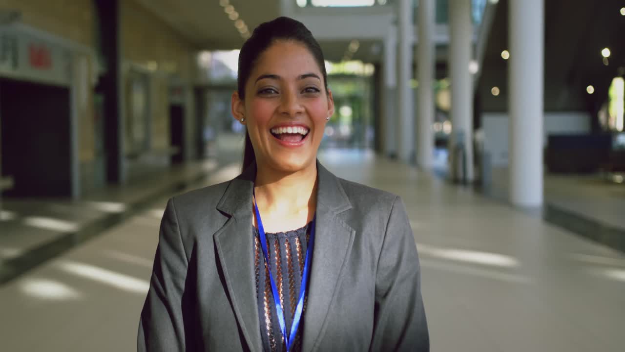 mujer de negocios mirando a la cámara en una oficina moderna 4k