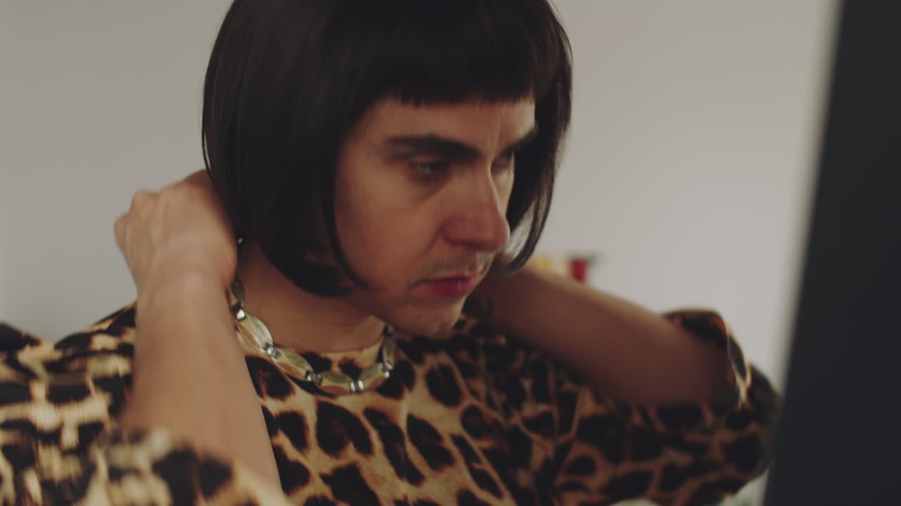 페리크와 드레스를 입은 트랜스젠더 남자가 목걸이를 착용하고 있다