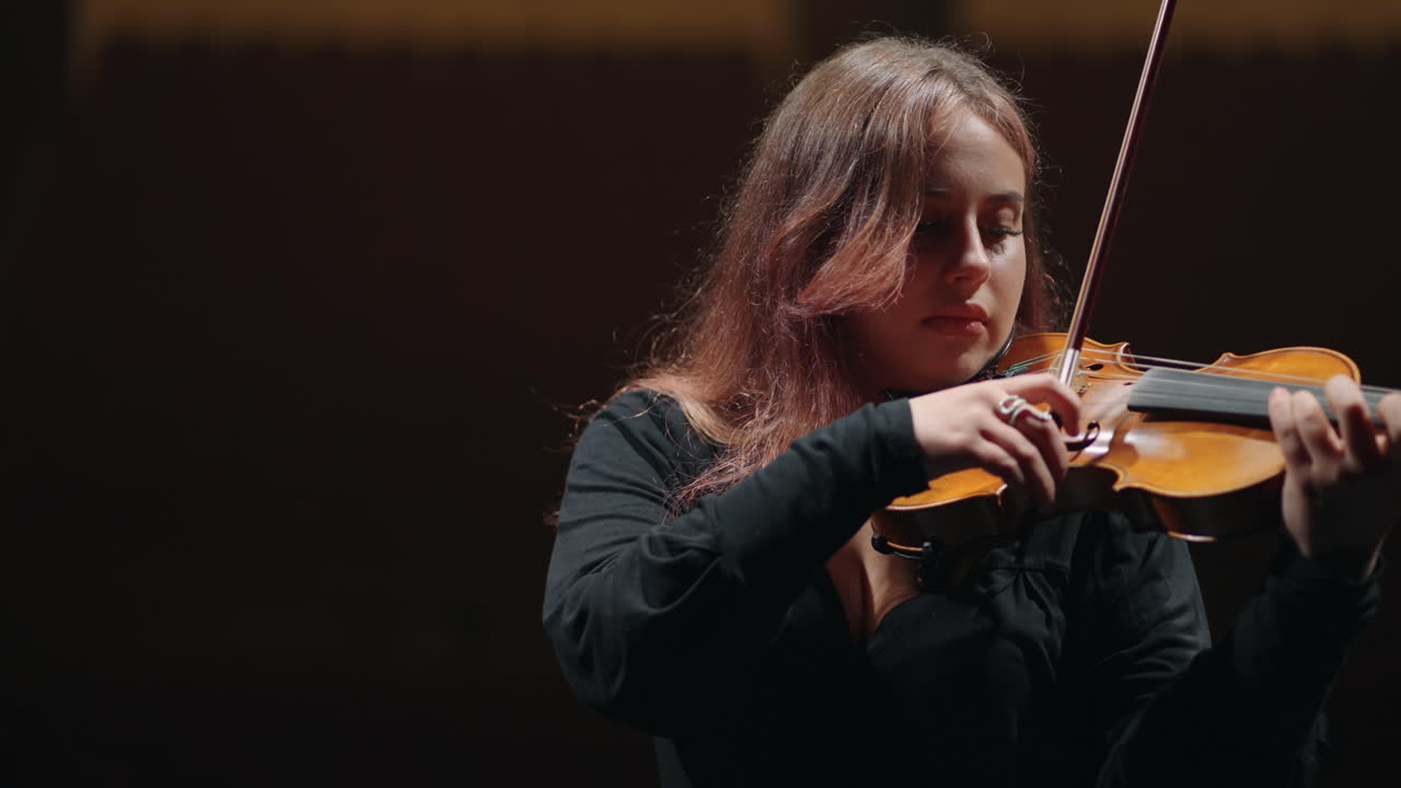 una violinista está tocando el violín en una escuela de música un músico está tocando música clásica o neoclásica