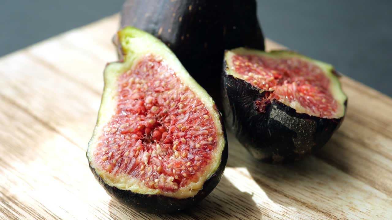 ⁇ 색 바탕에 있는 나무판에 있는 무화과