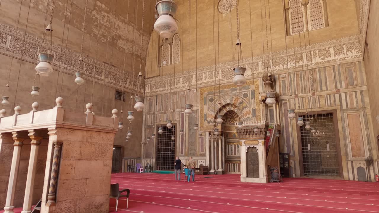 mihrab y minbar en la mezquita-madrasa del sultán hassan, el cairo en egipto