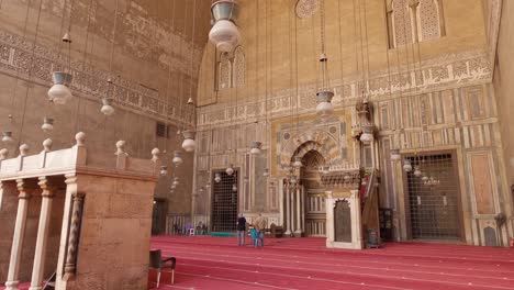 Mihrab-and-minbar-in-Mosque-Madrasa-of-Sultan-Hassan,-Cairo-in-Egypt