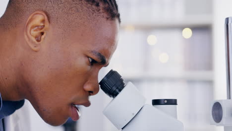 ciencia, microscopio y muestra con un médico hombre