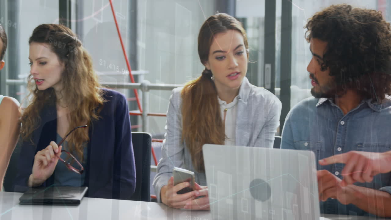 animación de múltiples gráficos sobre diversos compañeros de trabajo discutiendo informes en la computadora portátil en la oficina.