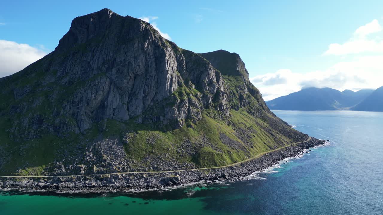Klippeø og blåt hav ved Lofoten-øerne i Norge, Skandinavien - Luftcirkling