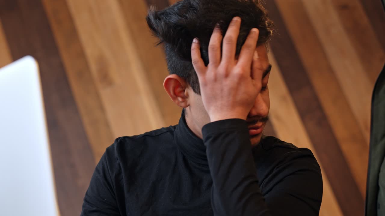 걱정하고 스트레스를 받는 학생이 카페에서 노트북을 사용하고 있습니다.