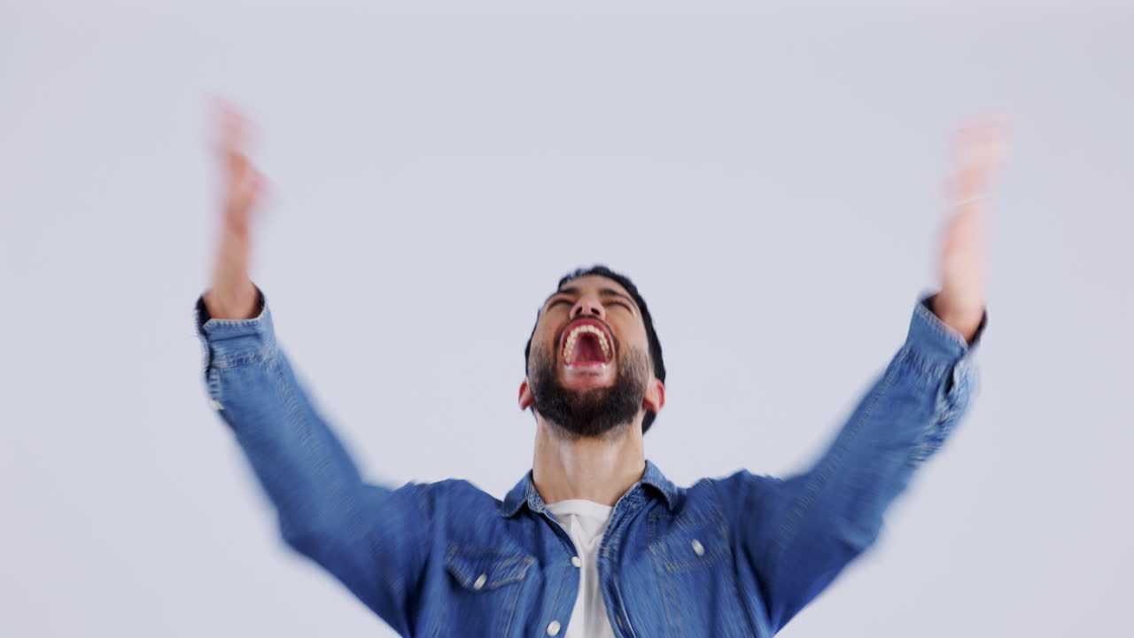 el ganador, la lluvia de dinero y el hombre celebran en el estudio