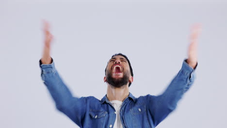 El-Ganador,-La-Lluvia-De-Dinero-Y-El-Hombre-Celebran-En-El-Estudio.