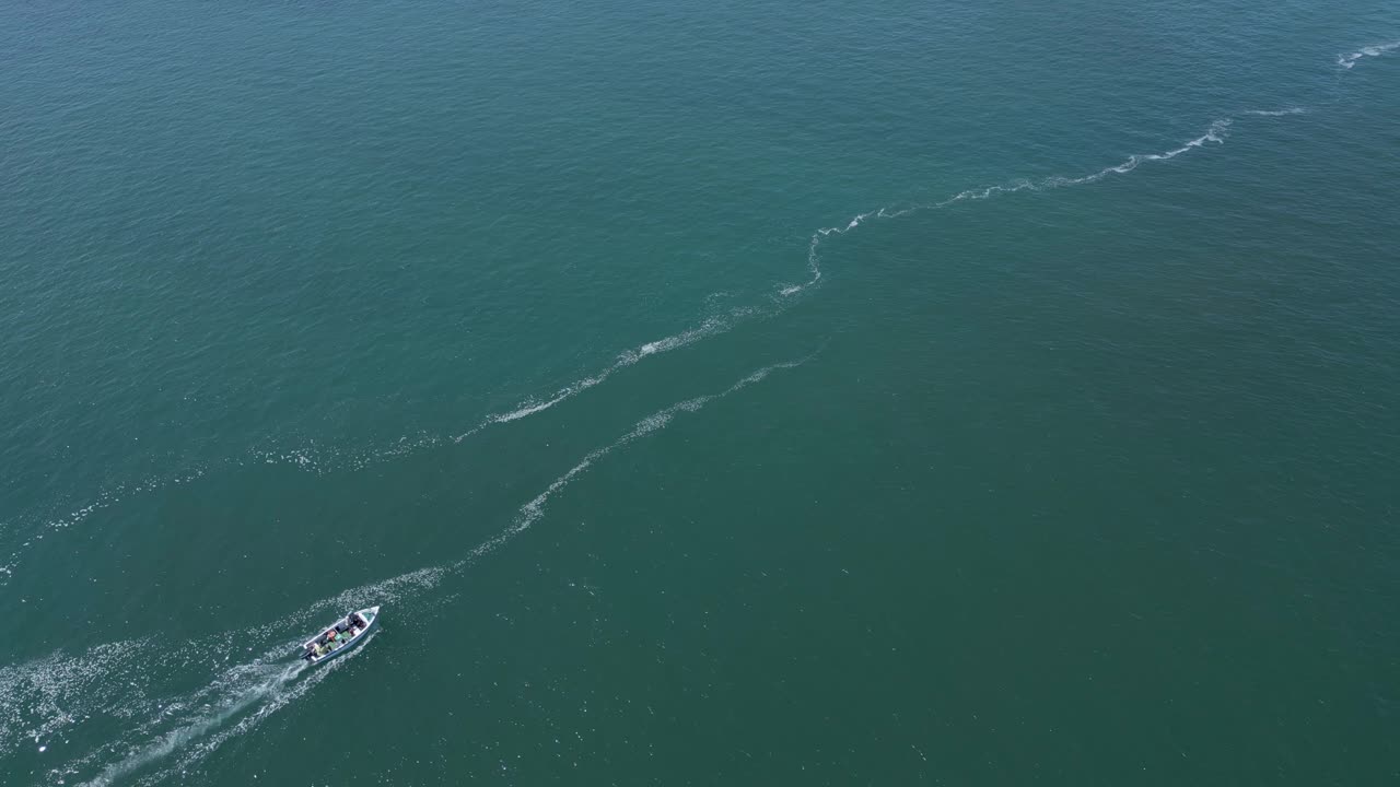 날씨 가  ⁇ 은 날 에 만 에 달리는 요트 를 추적 하는 드론 의 항공 사진 - 포르투갈 의 카스카이스 에서 찍은 사진
