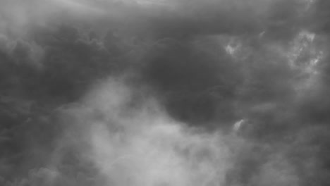 Por-Encima-De-Las-Nubes-Cumulonimbus-En-El-Cielo-Oscuro