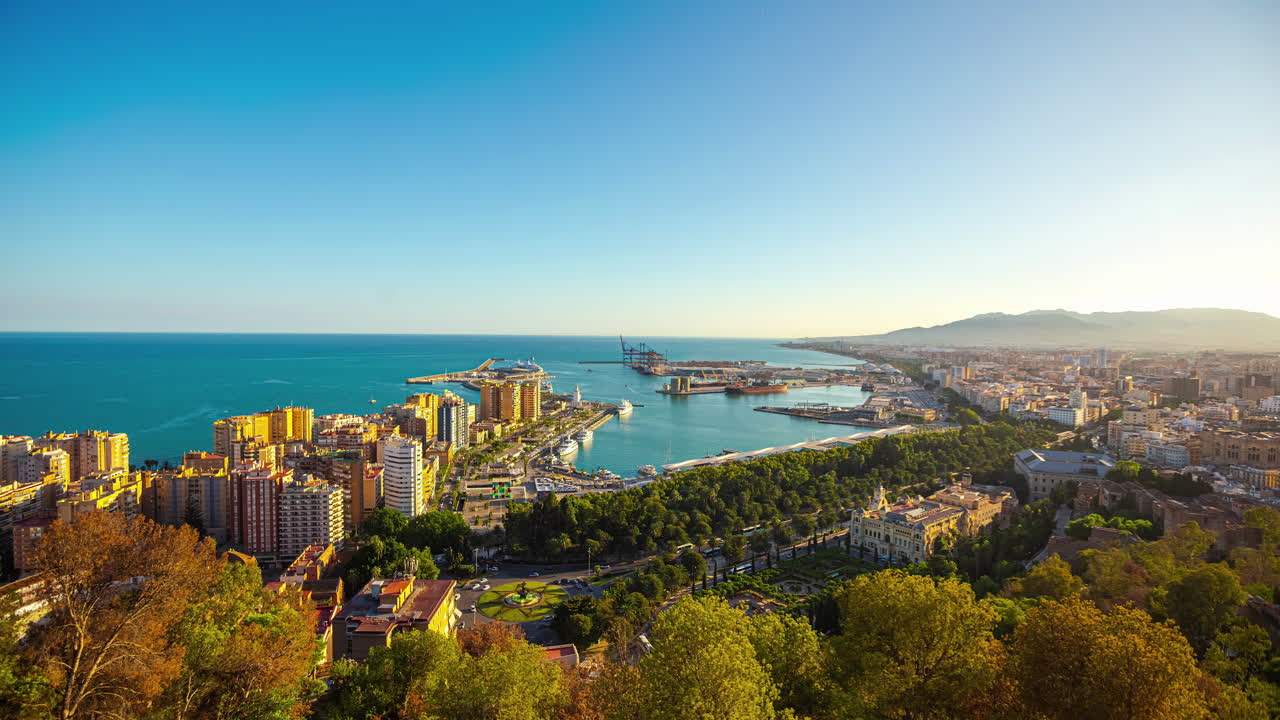 Vista panoramica sul Porto di Malaga, Spagna, sul porto e sul Mar di Alboran - time lapse diurno