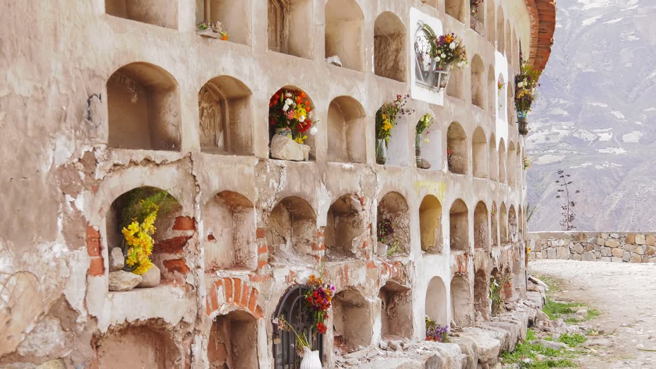 yungay, ancash peru - 4k의 부서진 시멘트를 닫습니다.