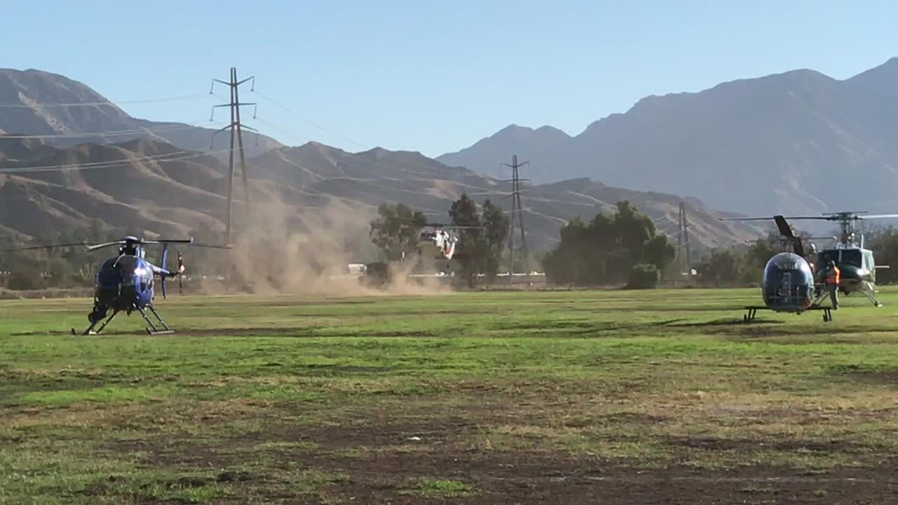 넓은 들판에 착륙하는 헬리콥터