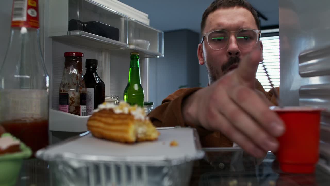 el ataque nocturno al refrigerador