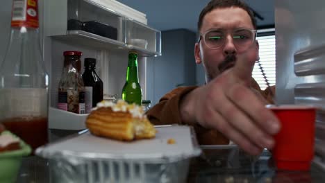 el ataque nocturno al refrigerador