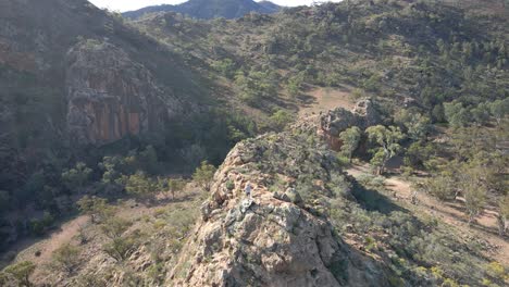 Hombre-Solitario-En-La-Colina-Rocosa,-Hermoso-Paisaje-Natural,-Willow-Creek,-Flinders-Ranges