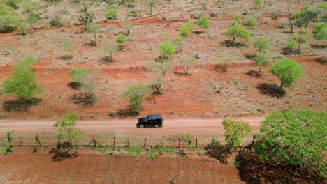 Drone-Rastreando-Un-Automóvil-En-Lo-Profundo-De-La-Sabana-De-África,-Kenia-Del-Sur