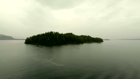 Segeln-An-Inseln-Entlang-Der-Wilden-Küste-Alaskas-Vorbei-–-Hyperlapse