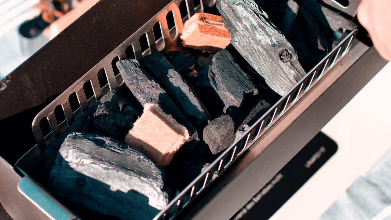 바비큐를 발사할 준비가 된 그릴에 방화 장치 배치