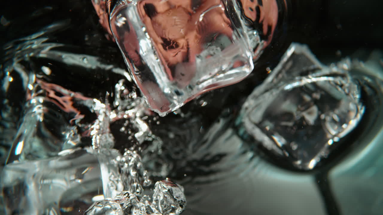 물 속 에 어지는 얼음 어리