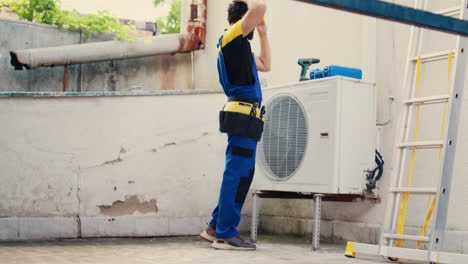 el electricista llega a la ubicación.