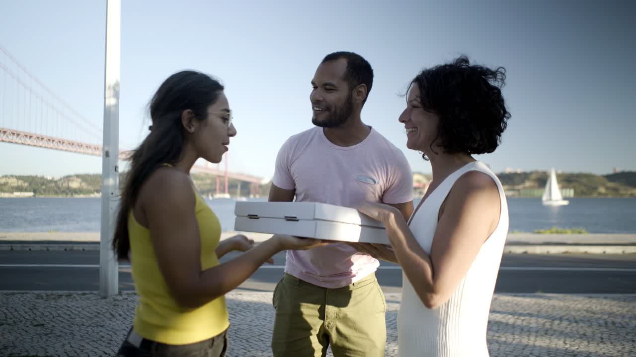 jóvenes amigos felices con pizza