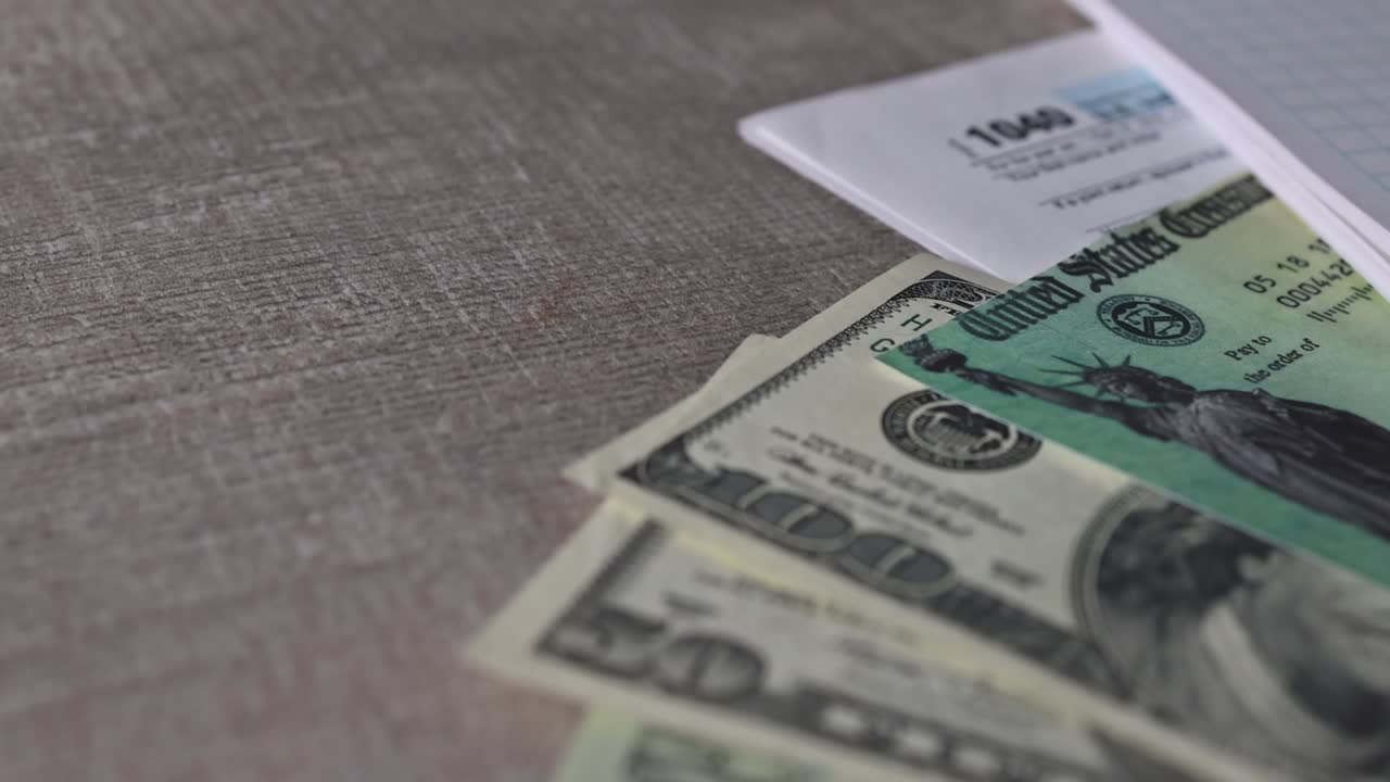 impuesto sobre la renta con el formulario 1040 y dinero en efectivo.