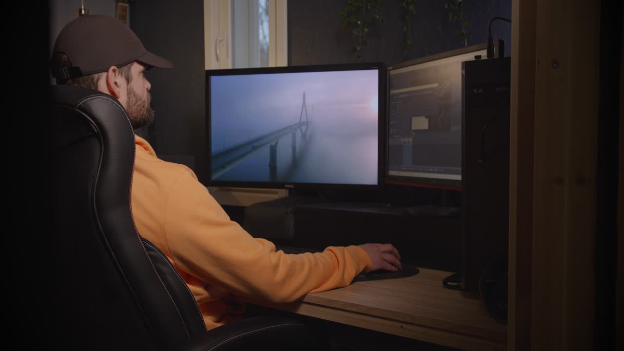 disparo medio trasero del editor de video hombre profesional editando vídeo de puente aéreo