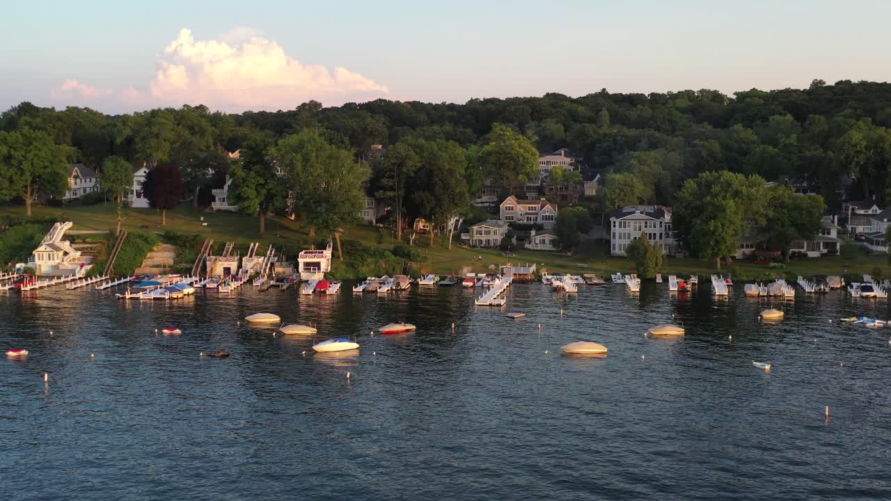 조감도에서 위스콘신 주 제네바 호수의 별장 국가의 호숫가에 보트가 정박했습니다.