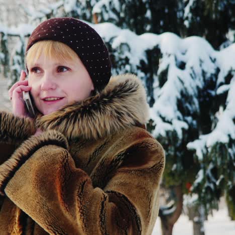 Frau-Benutzt-Smartphone-In-Winterszene-03