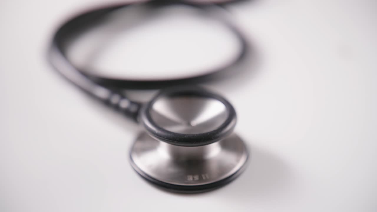 prise de vue rapprochée du stéthoscope médical sur la table 4k