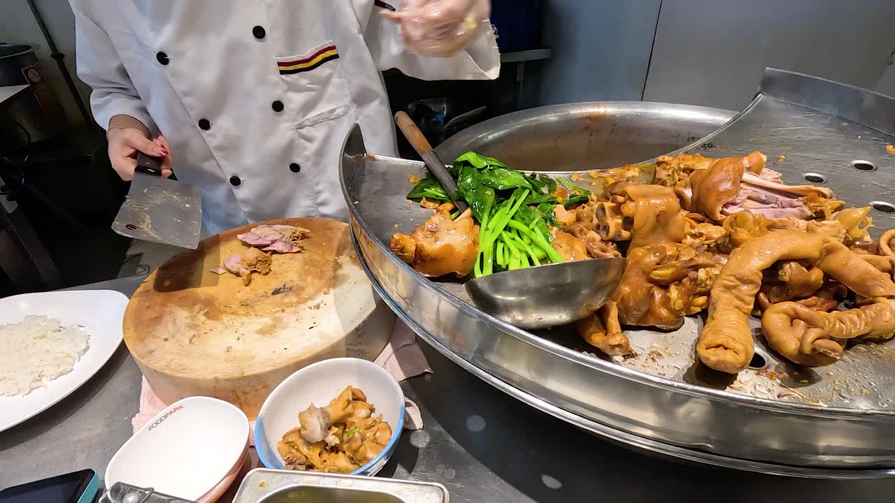 요리사는 전통적인 고기 다리 을 준비합니다.