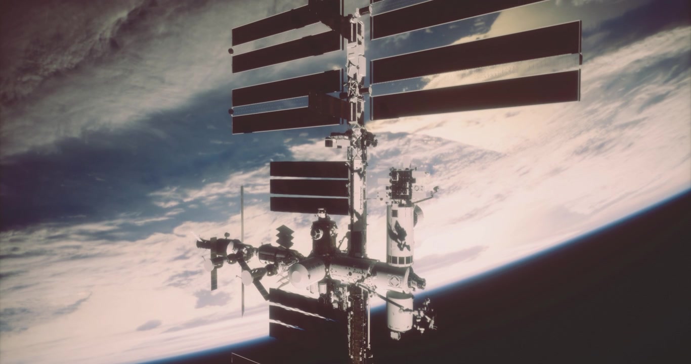 Vista della stazione spaziale internazionale in orbita attorno alla Terra con una luce solare tenue