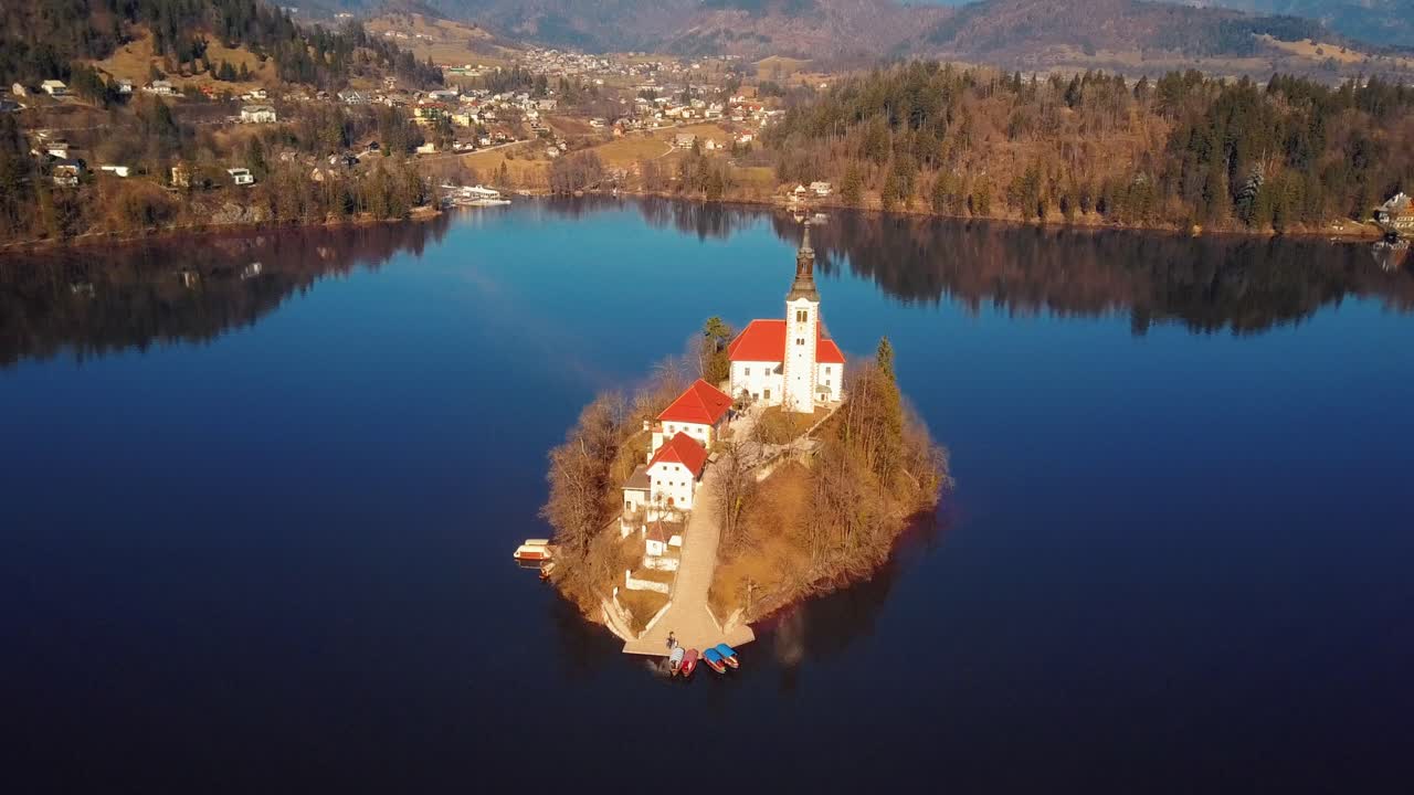 Ujęcia z drona 4K z lotu ptaka jeziora Bled w Słowenii