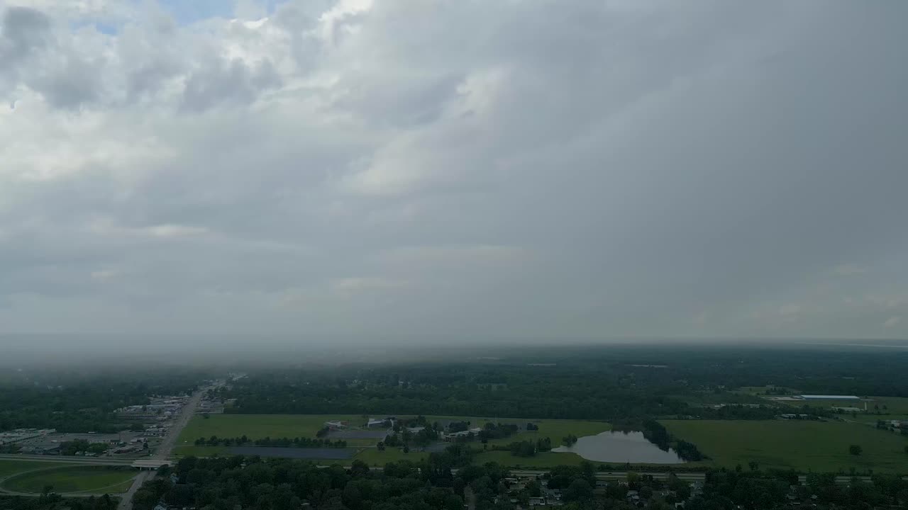 vista aérea de nubes oscuras que se extienden a través del horizonte, creando una atmósfera de mal humor y nublada