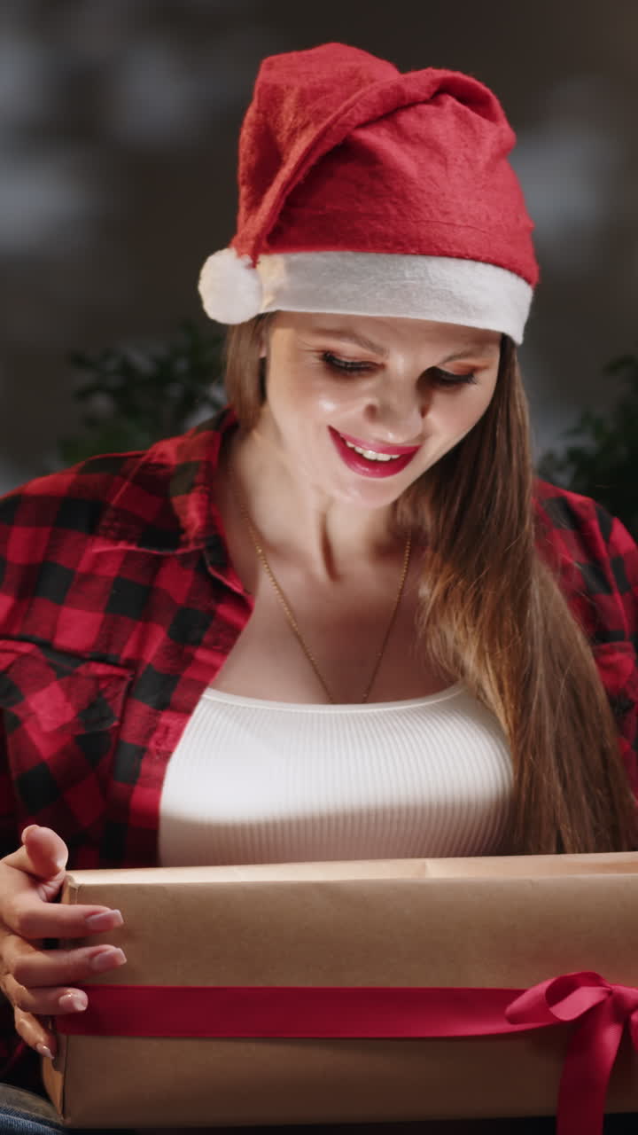 mujer abriendo regalo de navidad