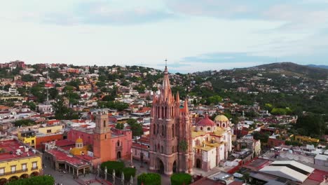 Daytime-orbit-over-the-blue-sky,-the-colorful-Parroquia-de-San-Miguel-Arcangel-and-the-city-center-in-San-Miguel-de-Allende