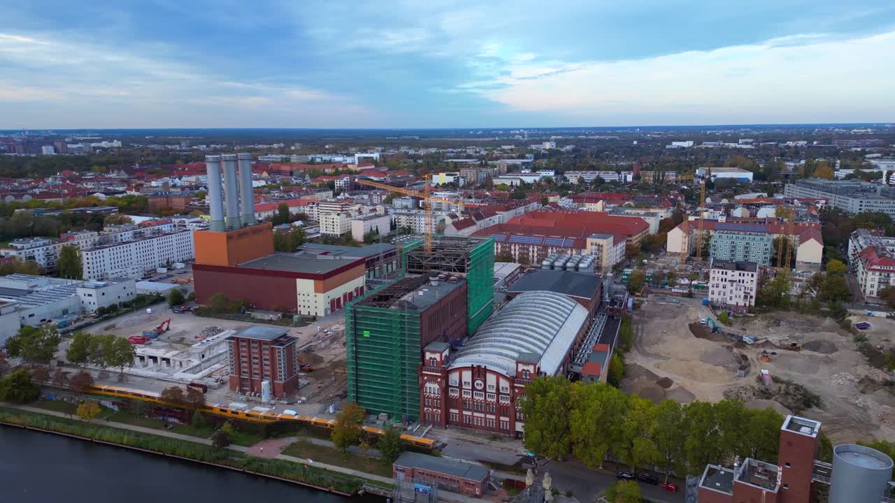 Konverterat kraftvärmeverk, industribyggnader och en stor stadsbyggarbetsplats. Bästa flygvy, flygning, framåtdrivning med drönare