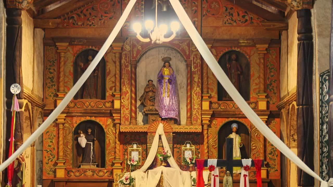 tiro inclinado hacia abajo del interior de la iglesia de la misión jesuita en concepción, bolivia