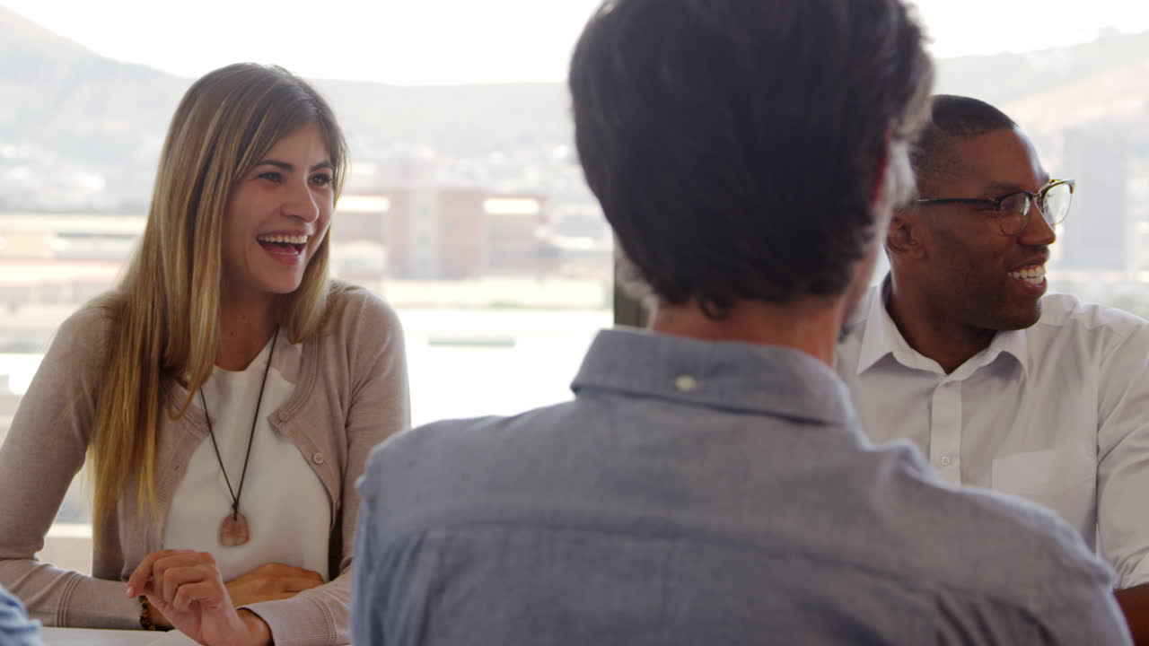 jóvenes colegas hablando en una reunión en una sala de juntas, de cerca