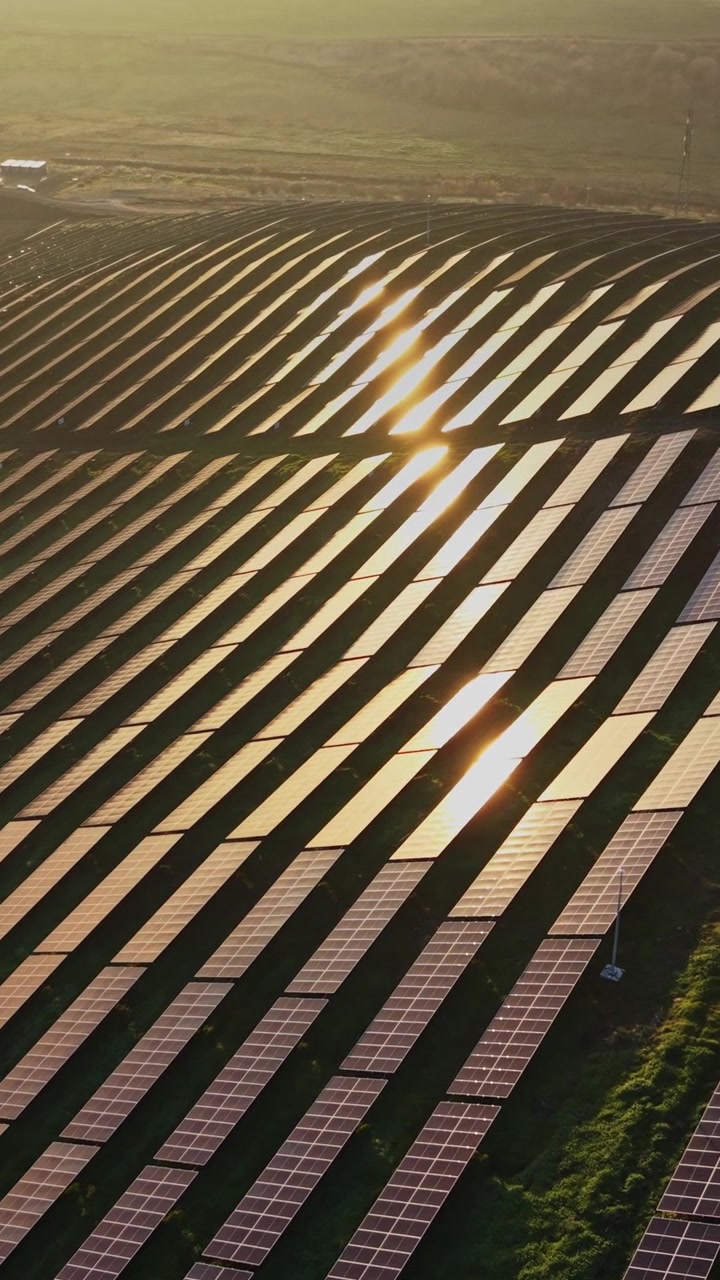 Solpaneler indfanger energi i et stort område i løbet af dagen