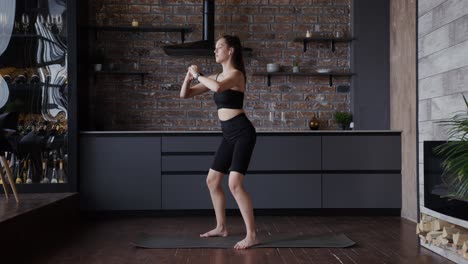 una mujer haciendo ejercicio en su casa.
