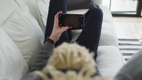hombre albino afroamericano con rastas usando un teléfono inteligente