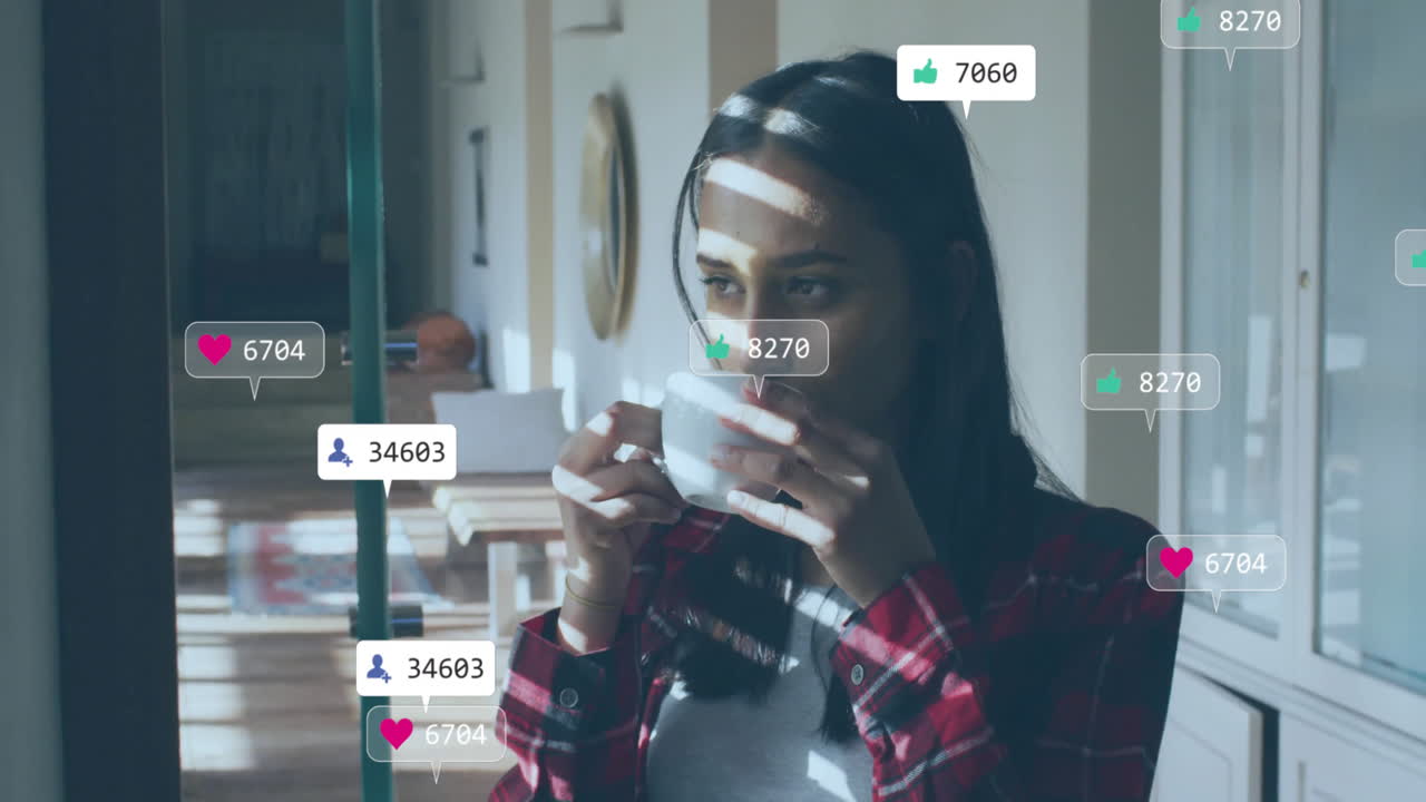 animación de iconos y procesamiento de datos sobre mujer biracial bebiendo té
